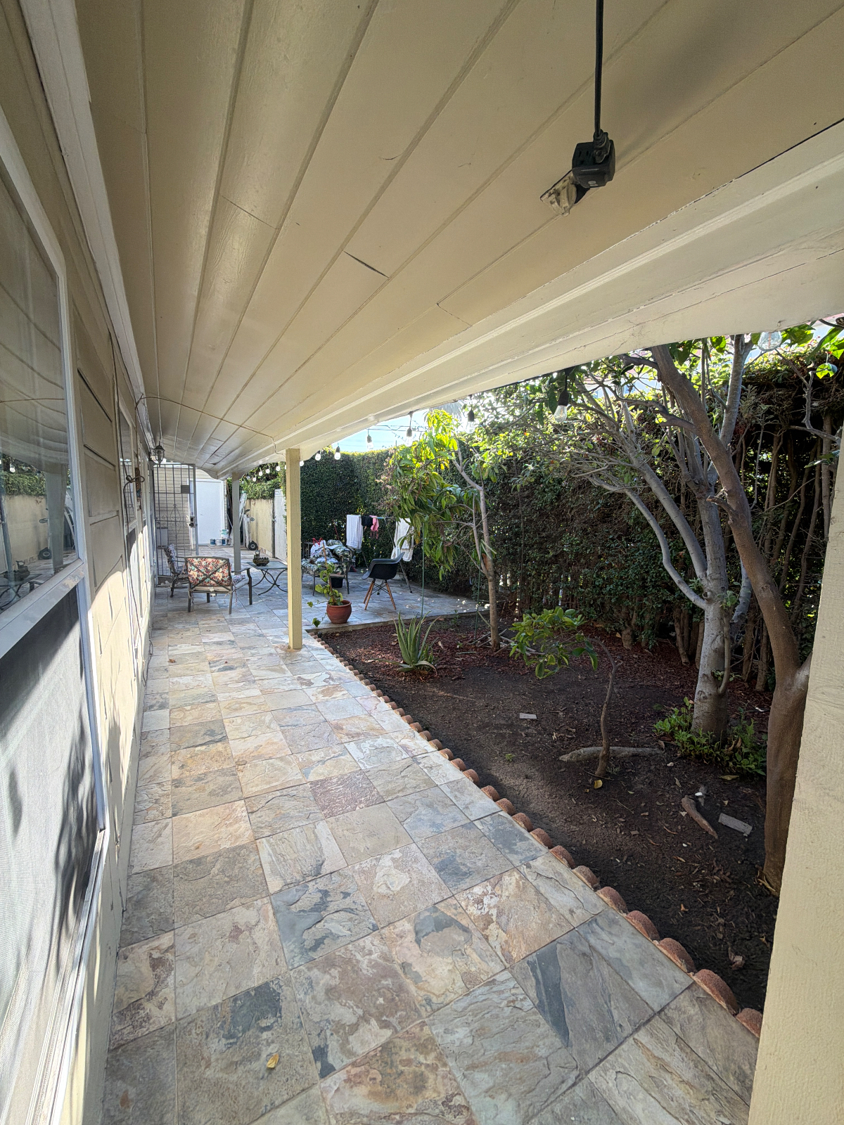 1 Bedroom available with SHARED bathroom in newly renovated West Los Angeles Home - Photo 3