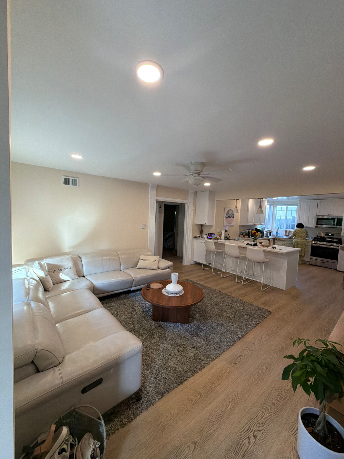 1 Bedroom available with SHARED bathroom in newly renovated West Los Angeles Home - Photo 4