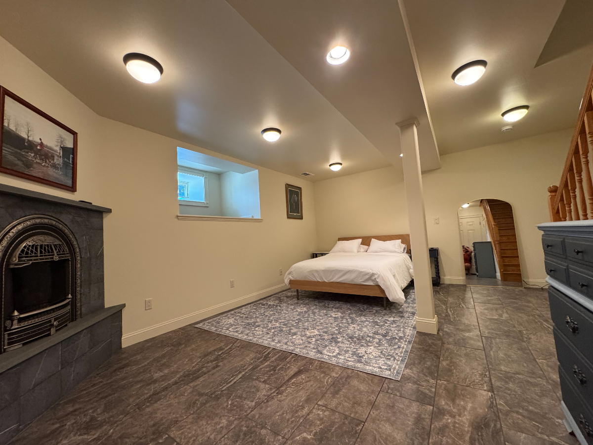 1BR 1BA bilevel renovated apartment - Photo 4