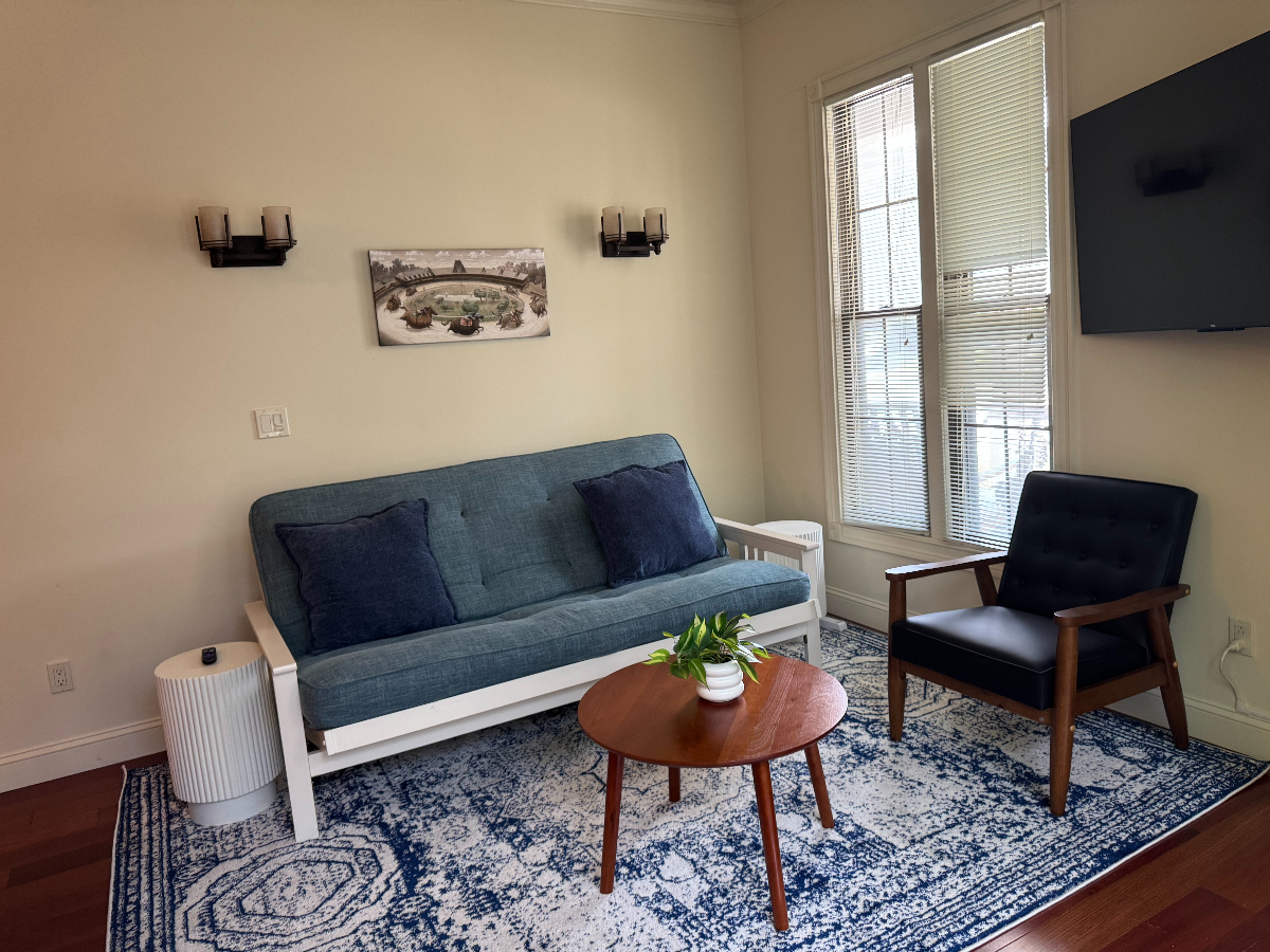 1BR 1BA bilevel renovated apartment - Photo 1