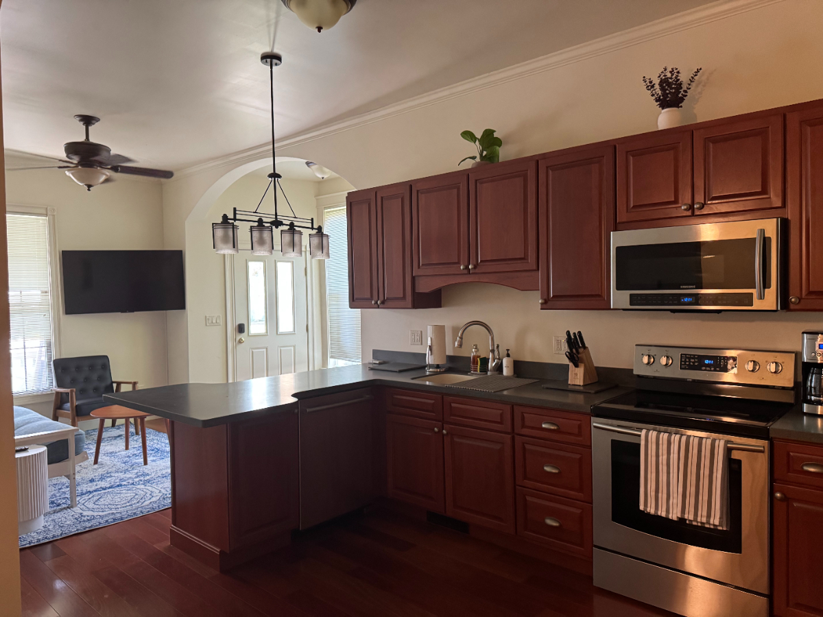 1BR 1BA bilevel renovated apartment - Photo 3