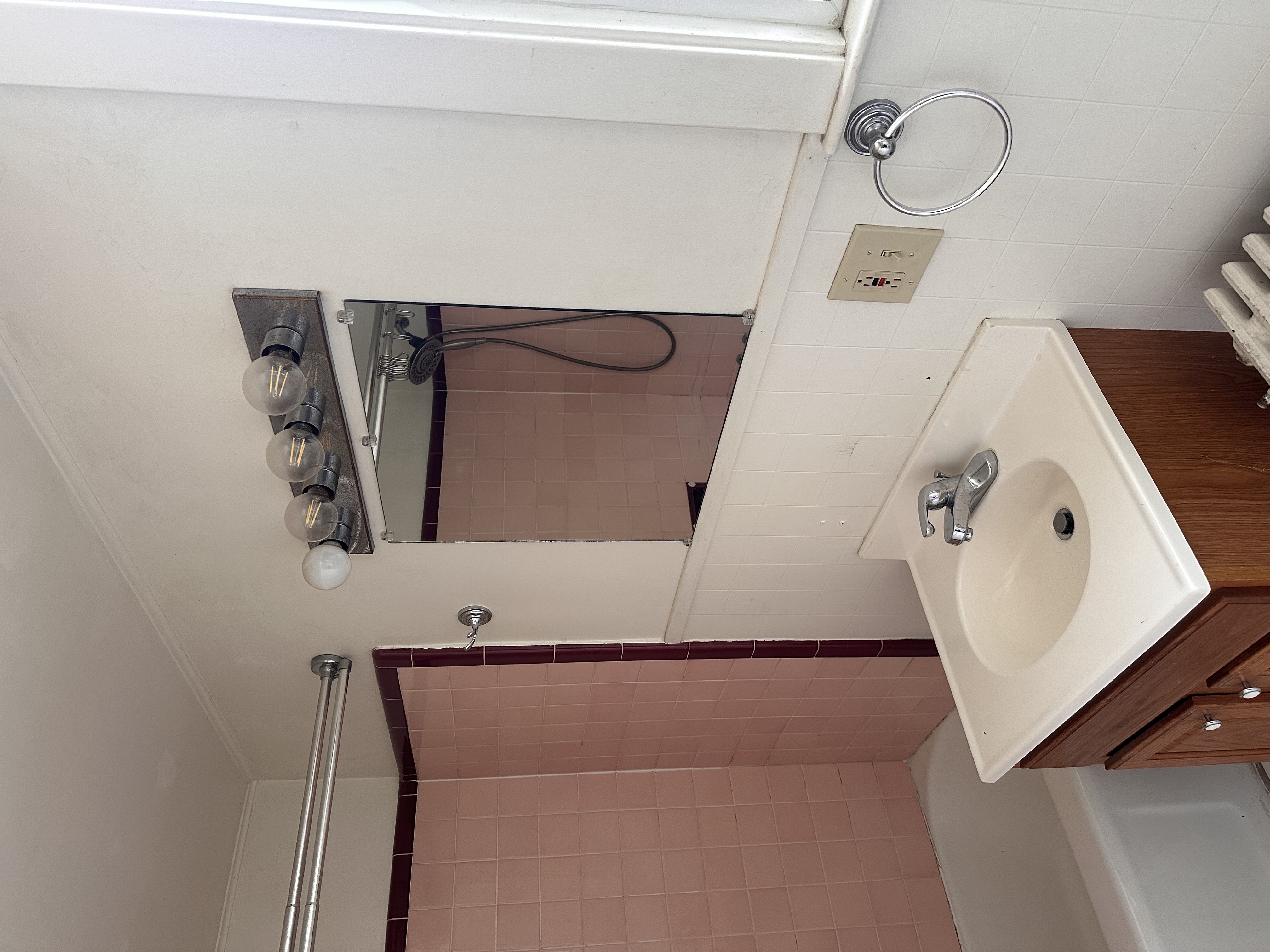 1BR 1BA bilevel renovated apartment - Photo 10