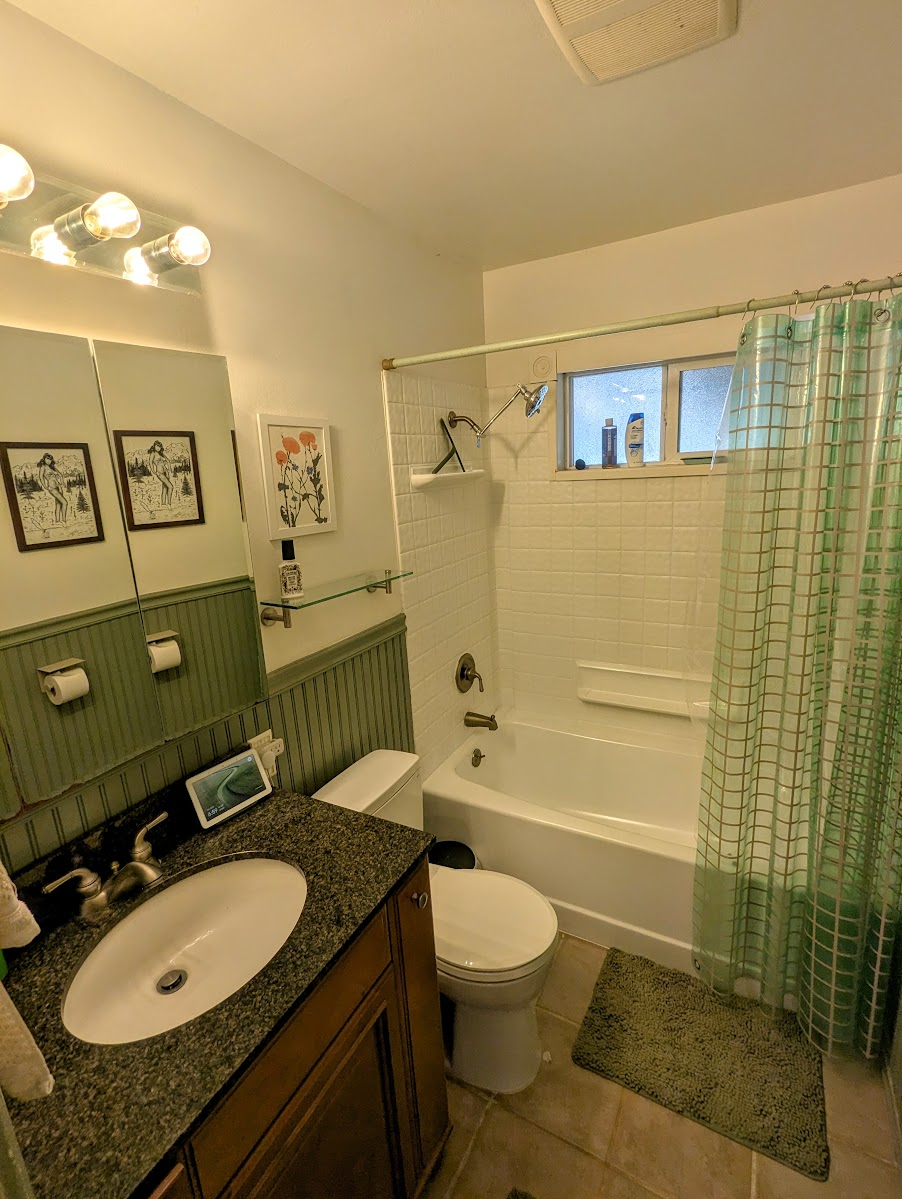 Quiet Private Room & Bath in Tahoe Park and Near UC Davis Med Center - Photo 4