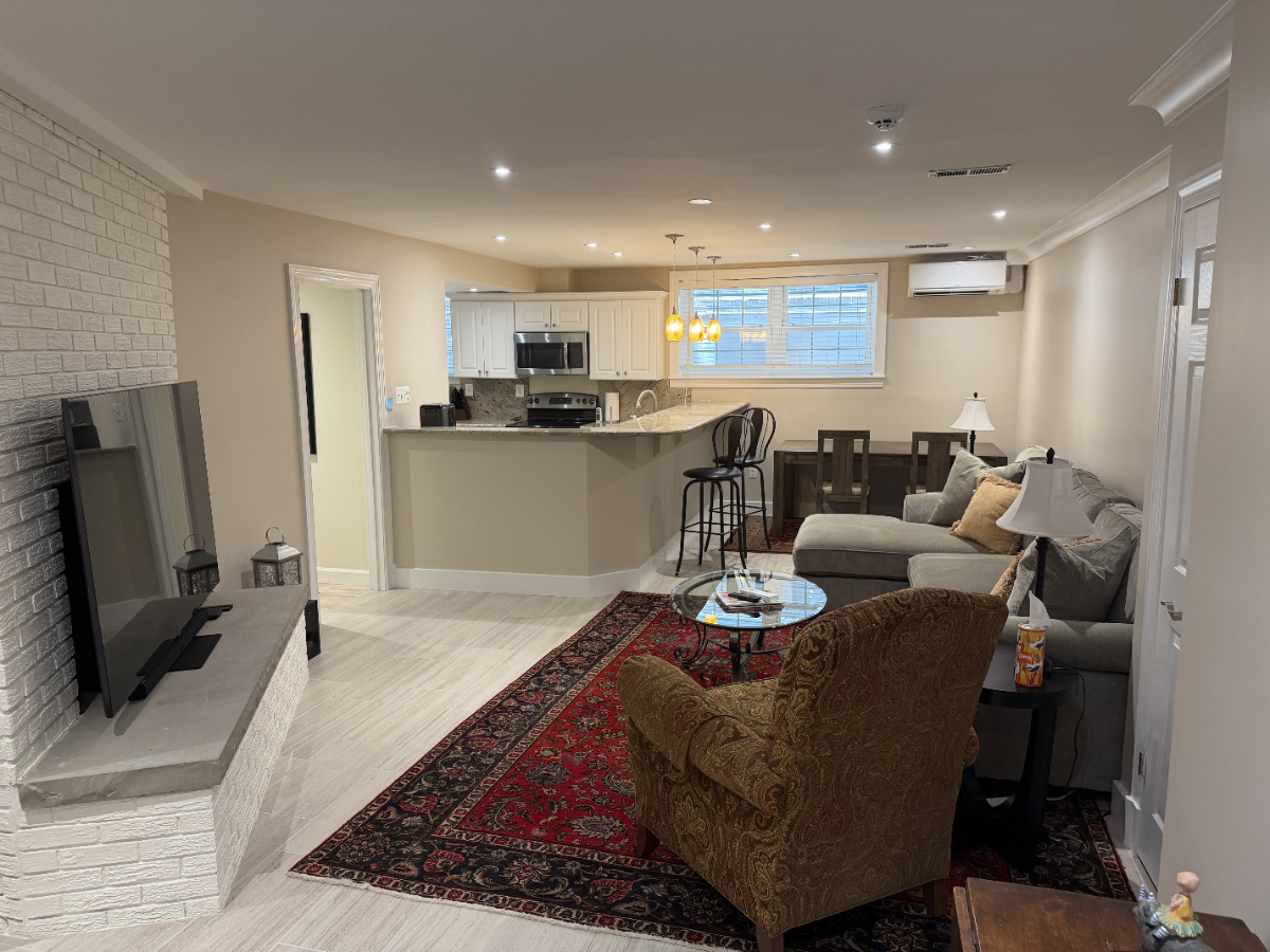 Spacious Executive apartment with private entrance on Rock Creek Park - Photo 3