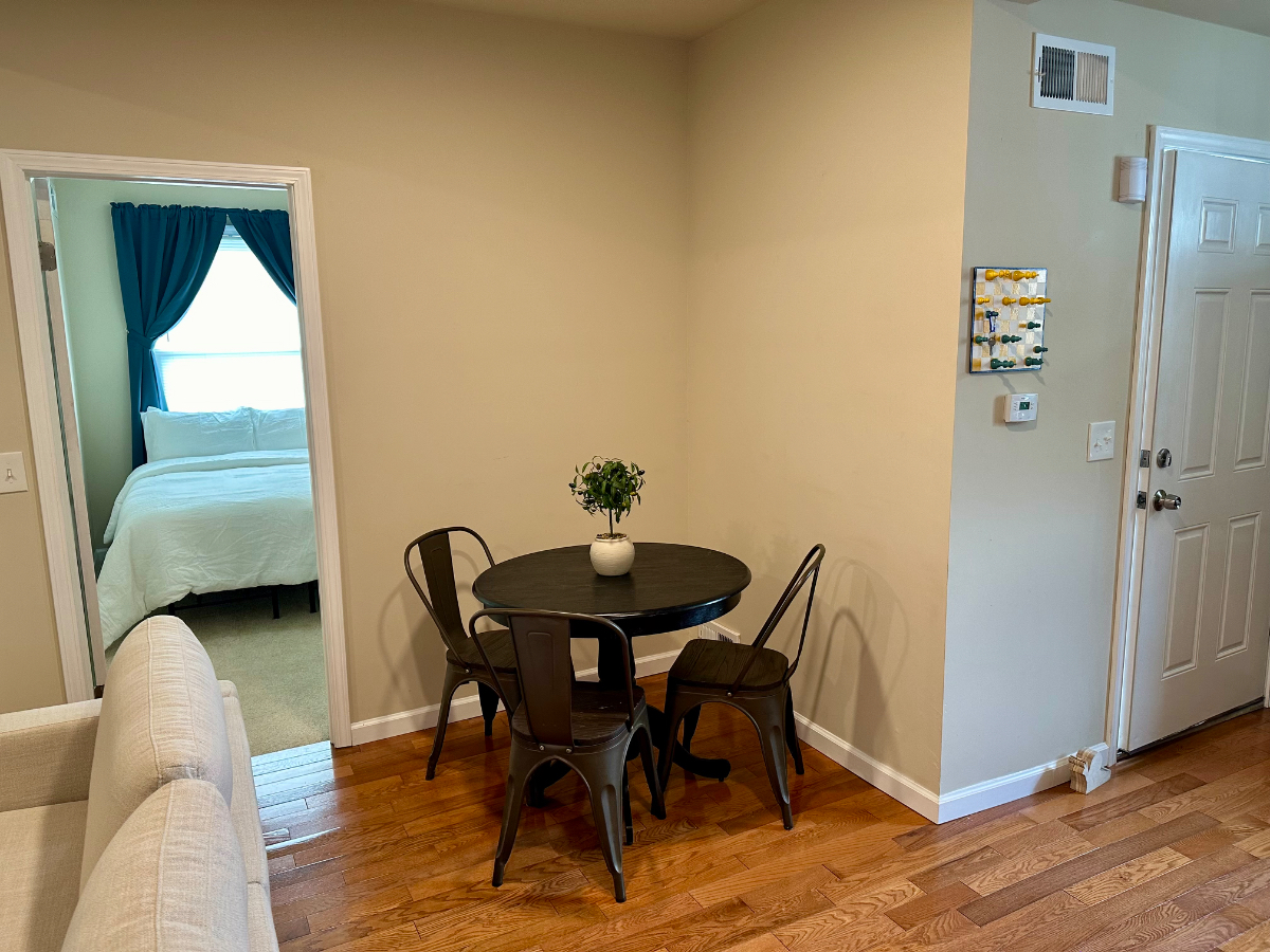 Comfortable Furnished Apartment With Home Office In A Quiet Neighborhood - Photo 2