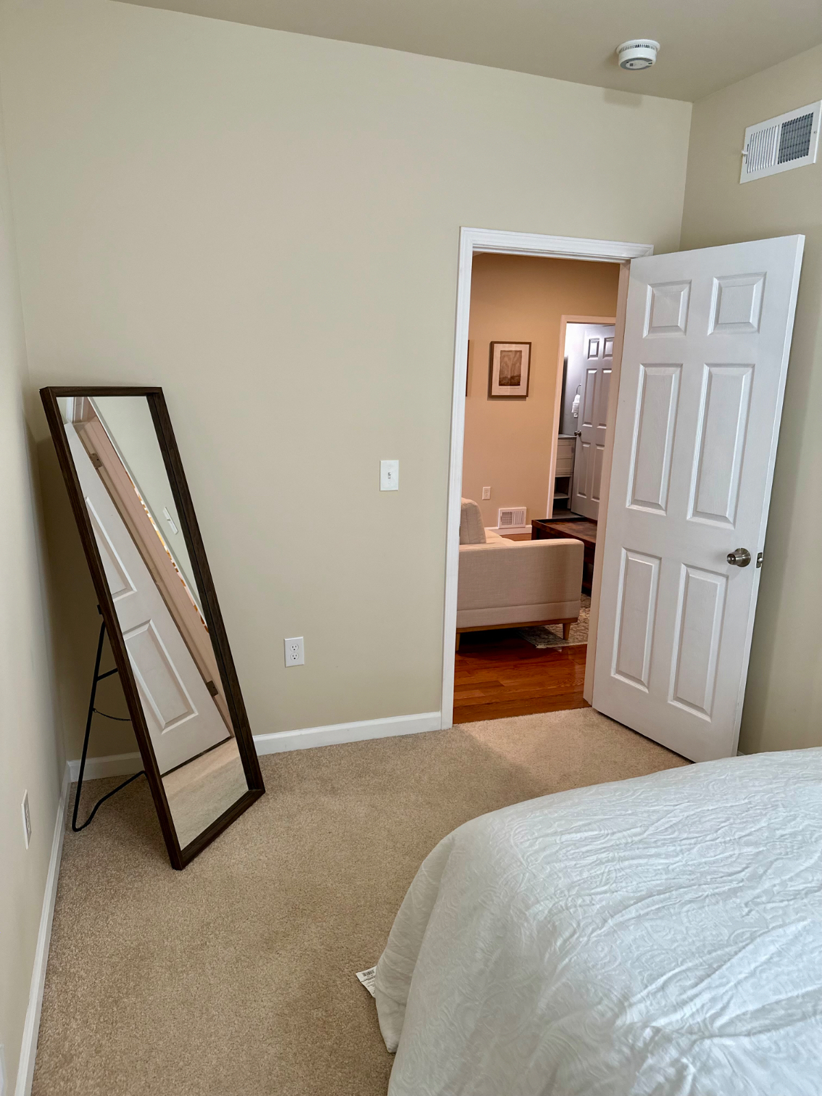 Comfortable Furnished Apartment With Home Office In A Quiet Neighborhood - Photo 4