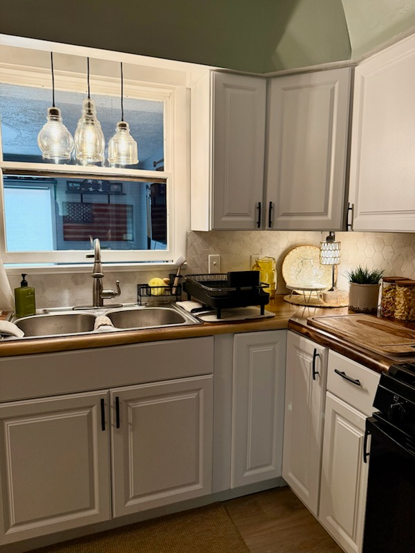 Fully Furnished 3-Bedroom Home with Garage - Utilities Included - Photo 11