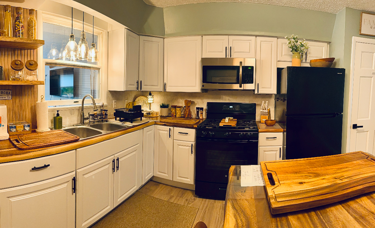Fully Furnished 3-Bedroom Home with Garage - Utilities Included - Photo 8