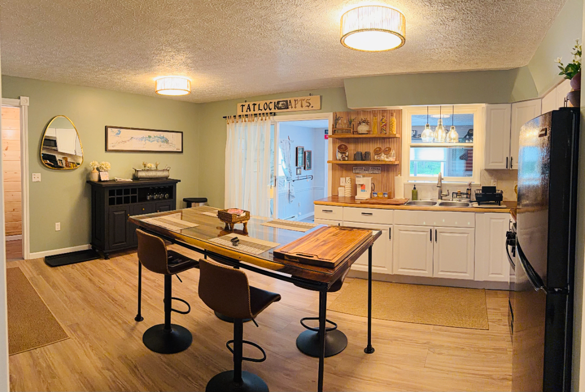 Fully Furnished 3-Bedroom Home with Garage - Utilities Included - Photo 10