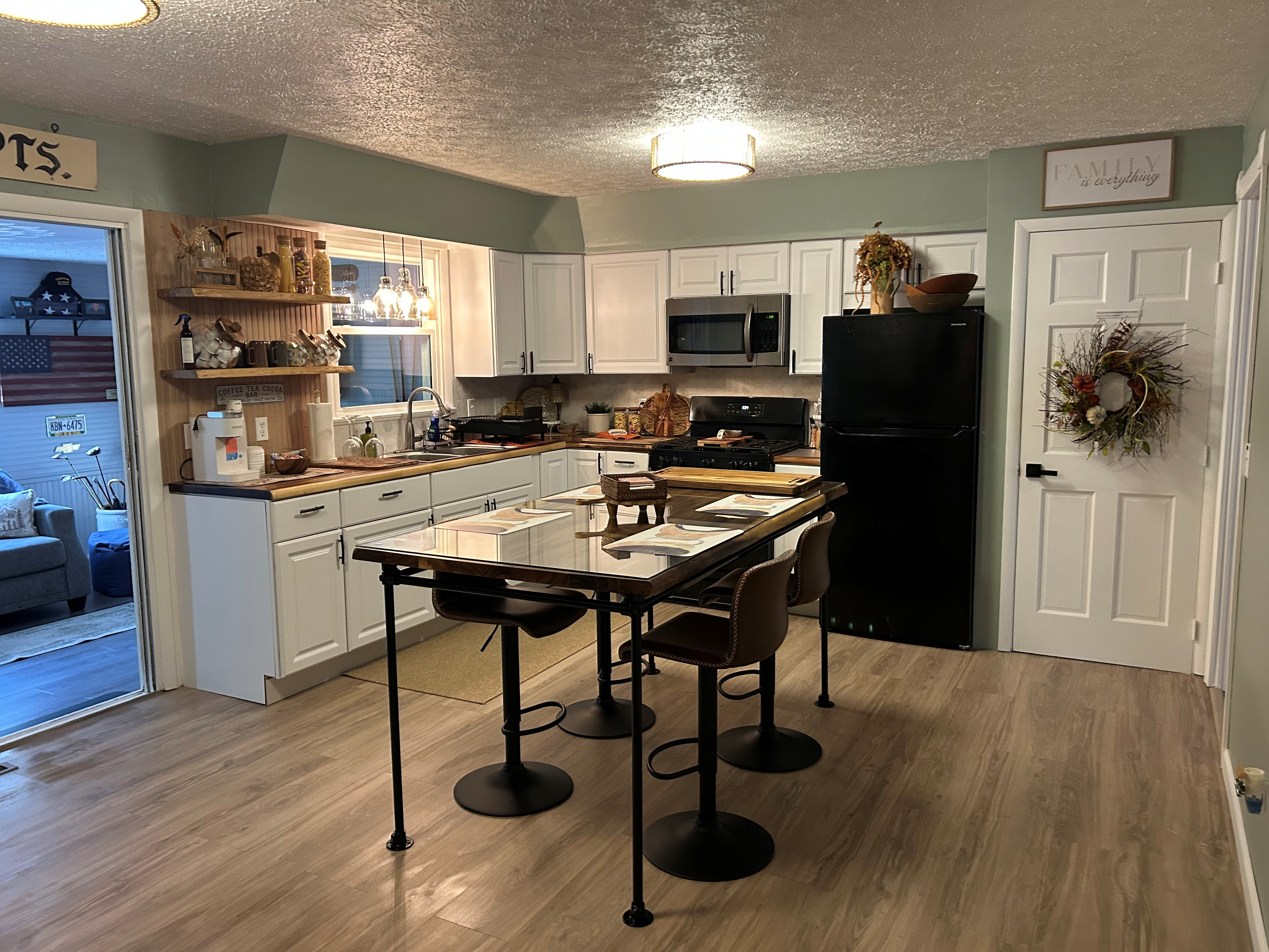 Fully Furnished 3-Bedroom Home with Garage - Utilities Included - Photo 6