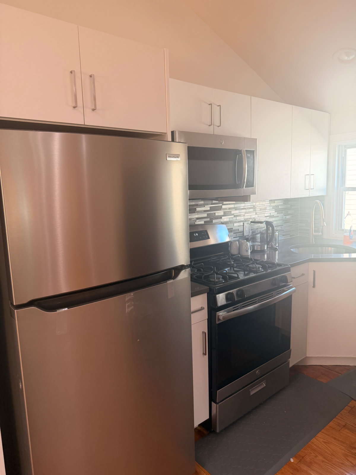 Spacious 3 Furnished Bedrooms Rooms $1900 per room...contact me via text or call: 9294337122 - Photo 2