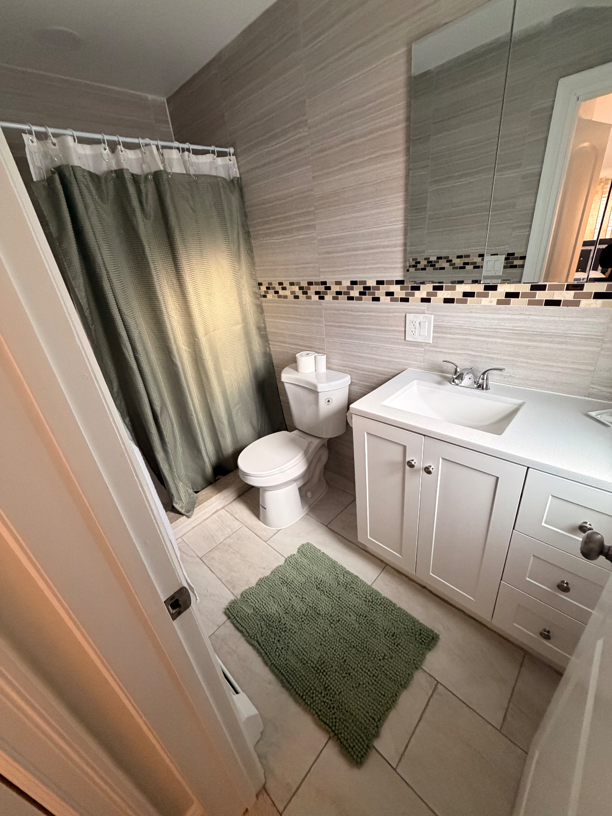 Spacious 3 Furnished Bedrooms Rooms $1900 per room...contact me via text or call: 9294337122 - Photo 6