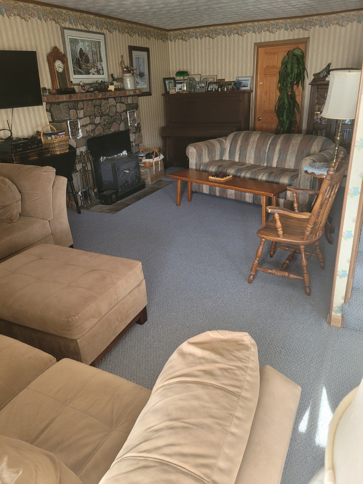 Quaint Older Lake Home - Photo 2