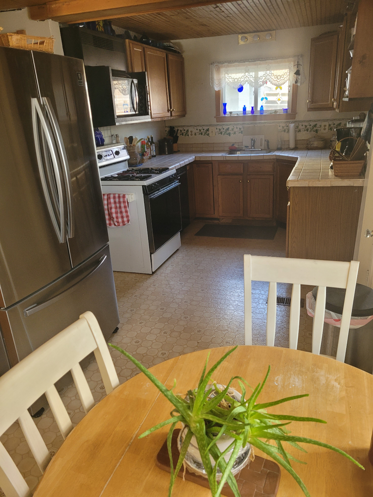 Quaint Older Lake Home - Photo 3
