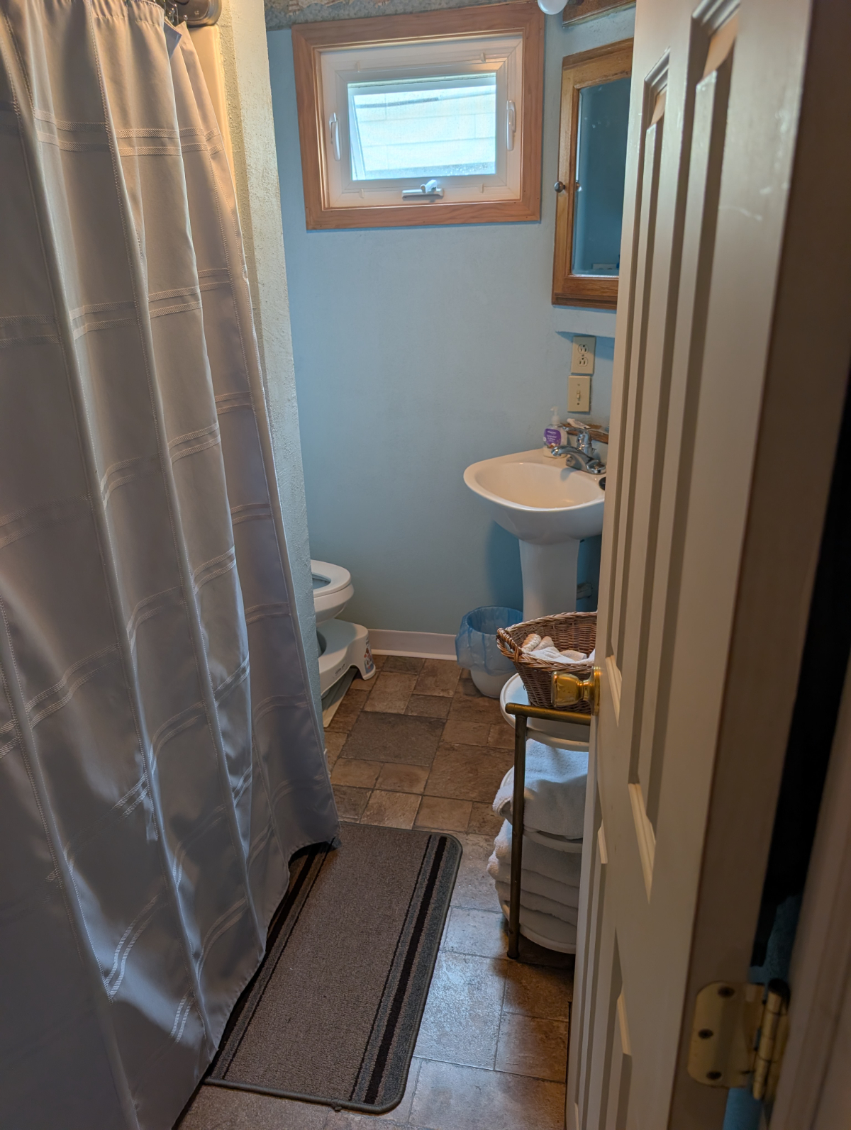 Quaint Older Lake Home - Photo 5