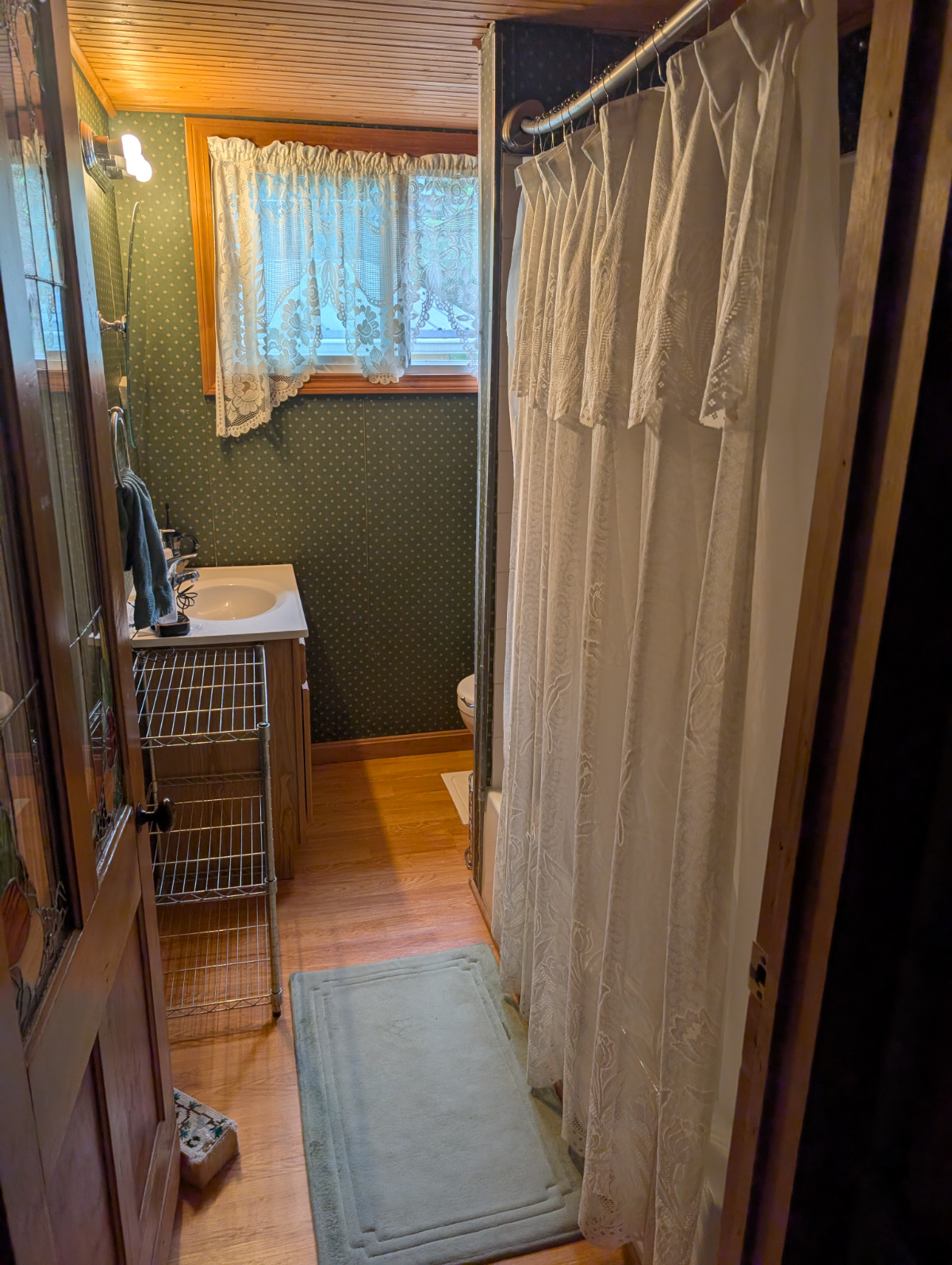 Quaint Older Lake Home - Photo 6