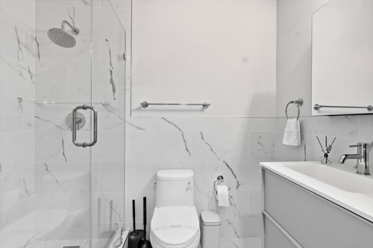 Beautiful Large 1BR/1BA Comfort Escape l Standard - Photo 2