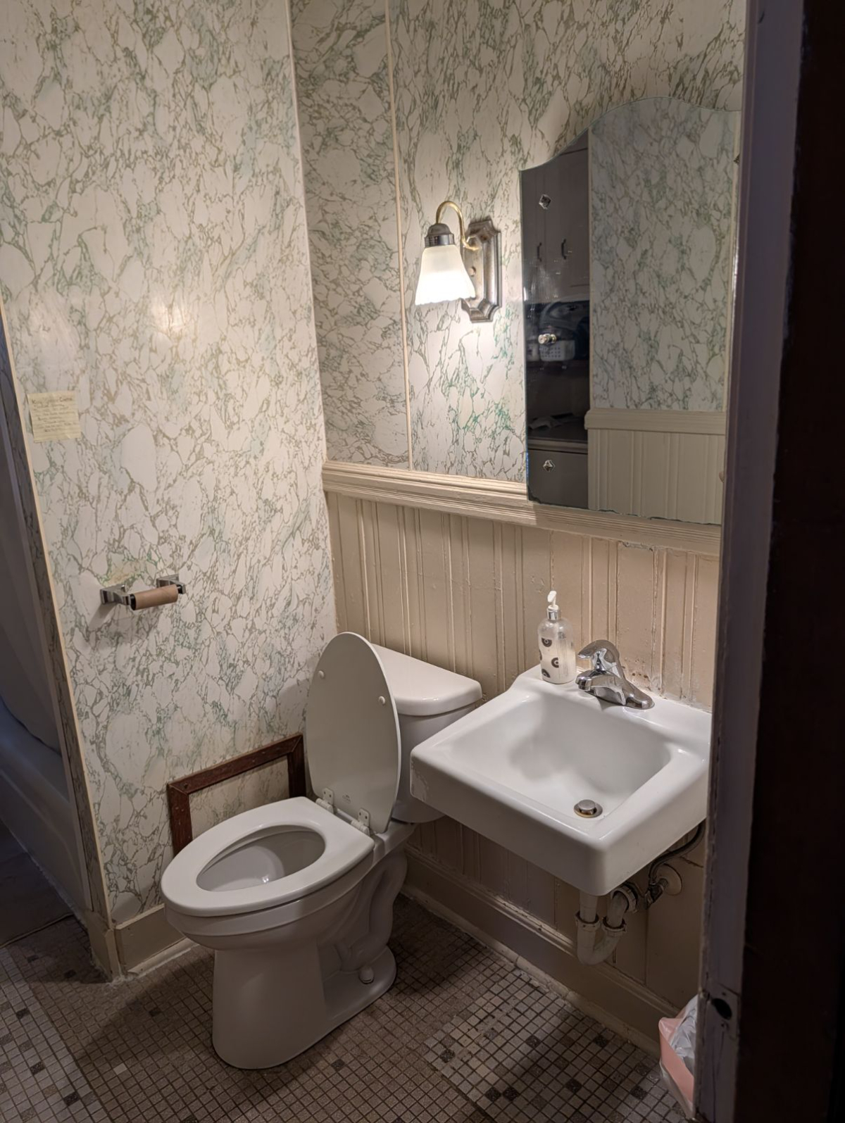 Furnished apt and rooms available - Photo 1