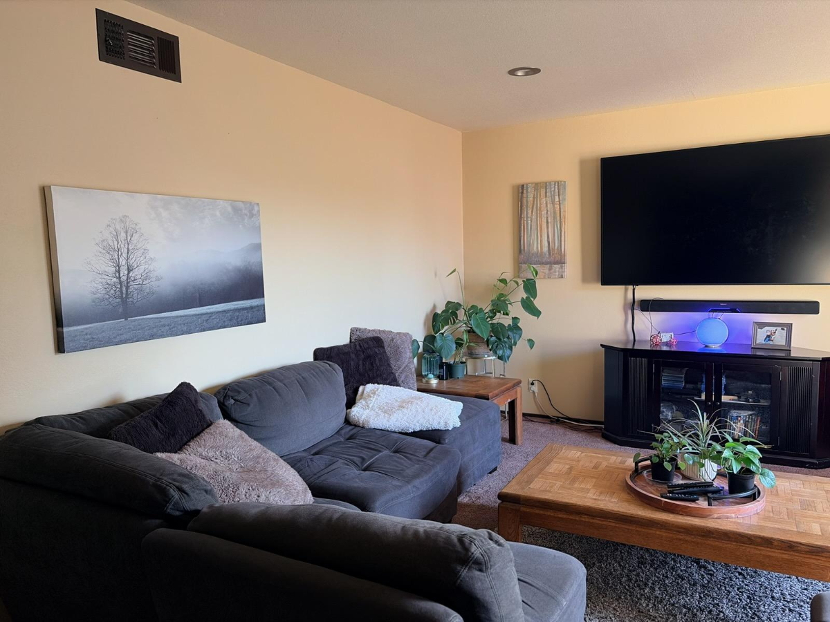 Comfortably Furnished Private Room in a Welcoming Shared Home - Photo 2