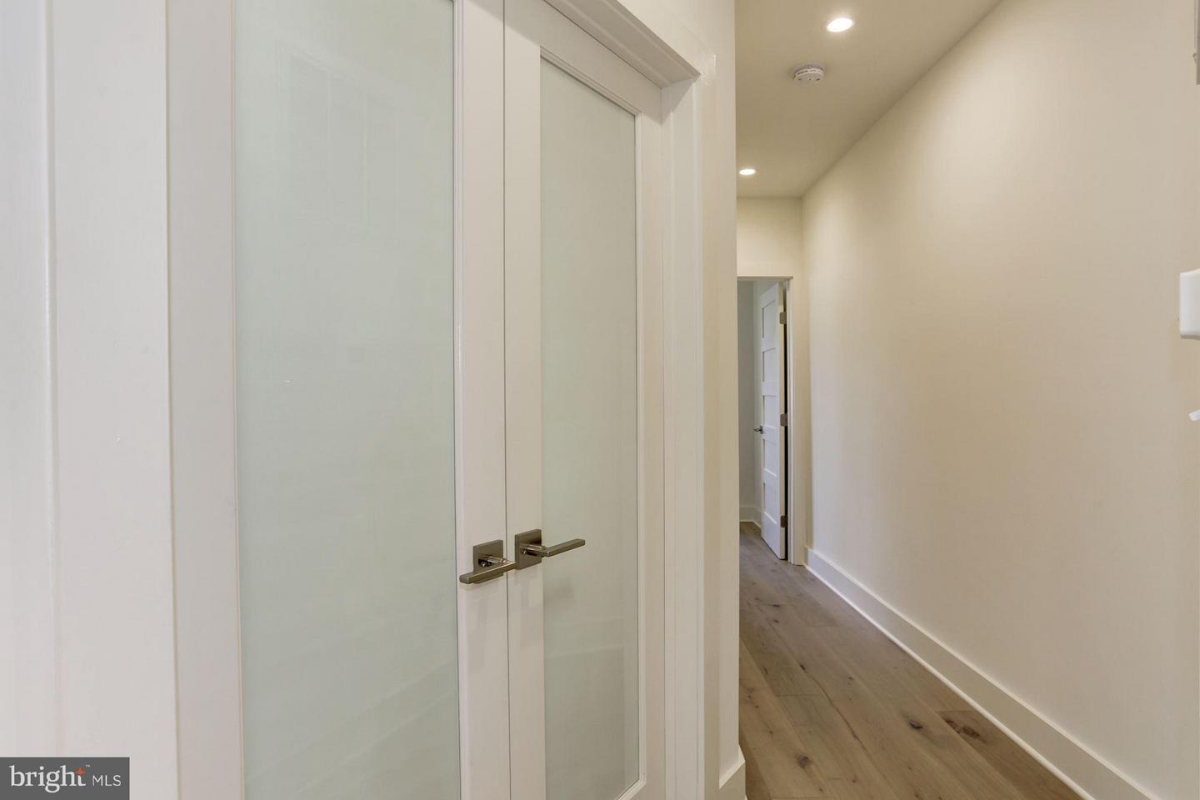 Newly renovated 2bed 2 bath Condo close to it all - parking included - Photo 3