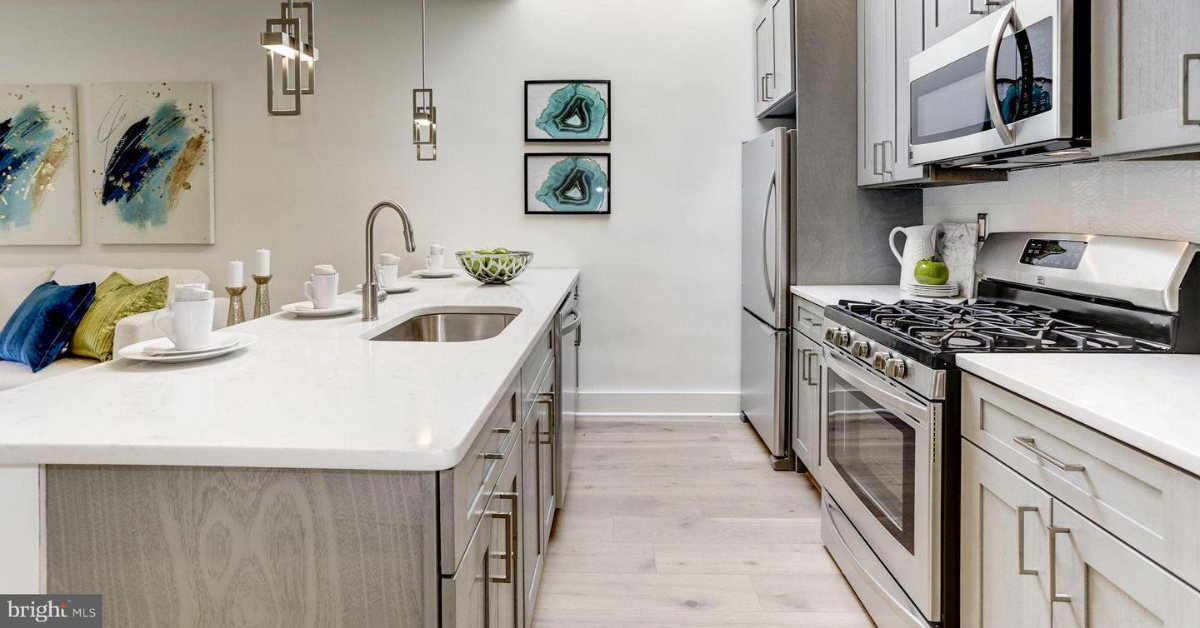 Newly renovated 2bed 2 bath Condo close to it all - parking included - Photo 6