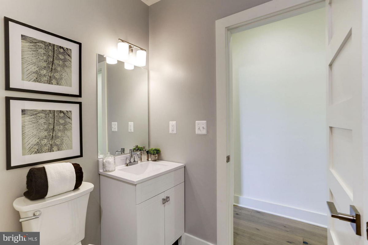 Newly renovated 2bed 2 bath Condo close to it all - parking included - Photo 5