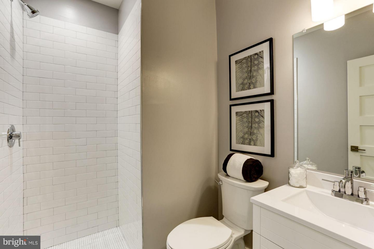Newly renovated 2bed 2 bath Condo close to it all - parking included - Photo 7
