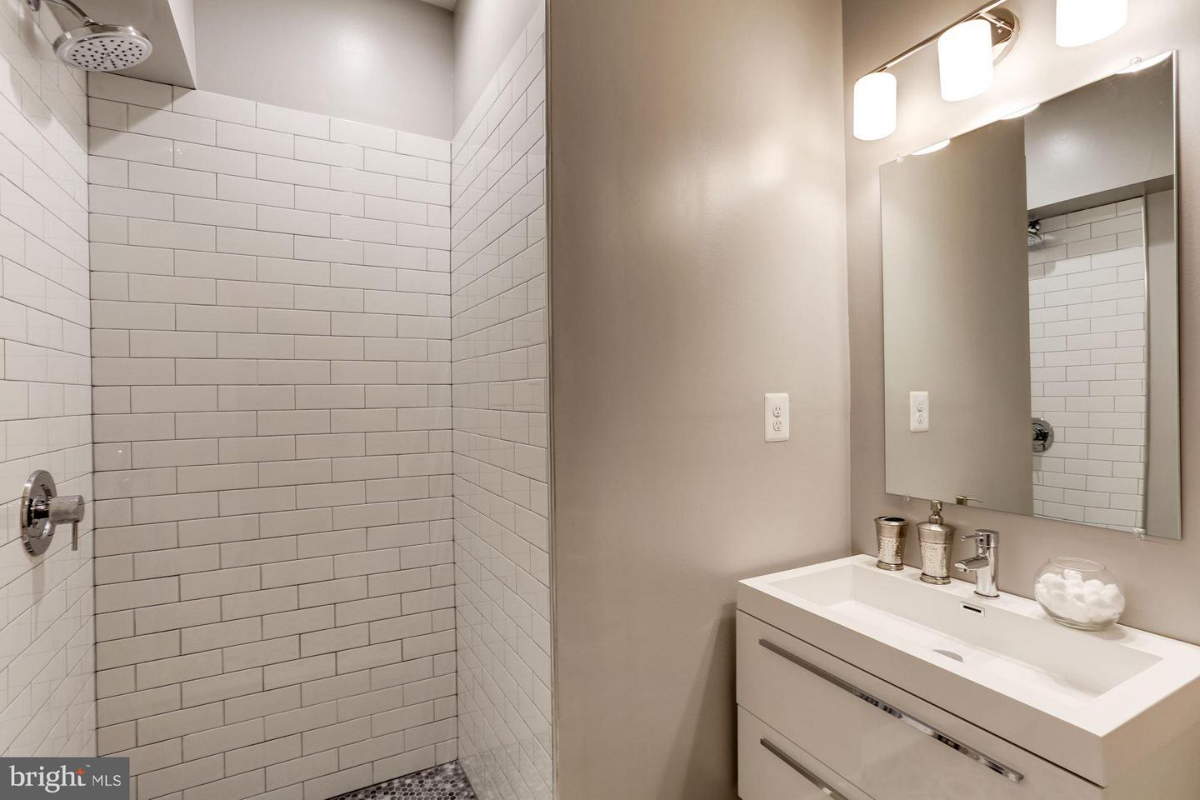 Newly renovated 2bed 2 bath Condo close to it all - parking included - Photo 8