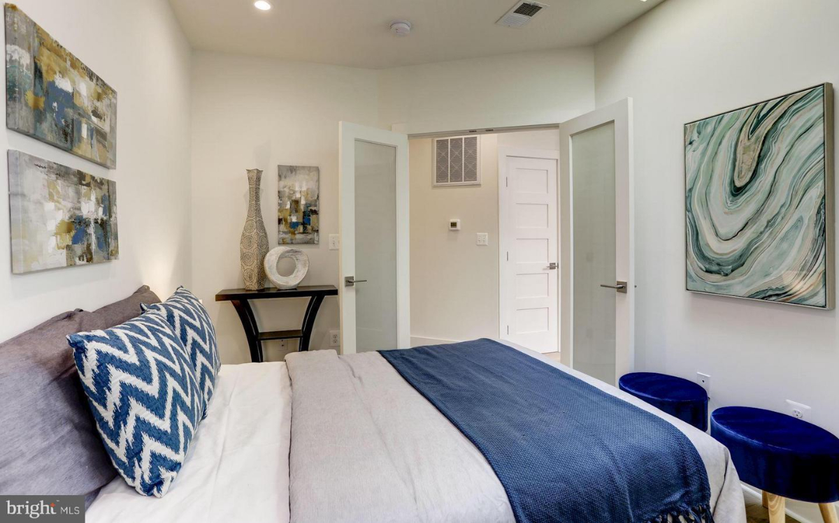 Newly renovated 2bed 2 bath Condo close to it all - parking included - Photo 10