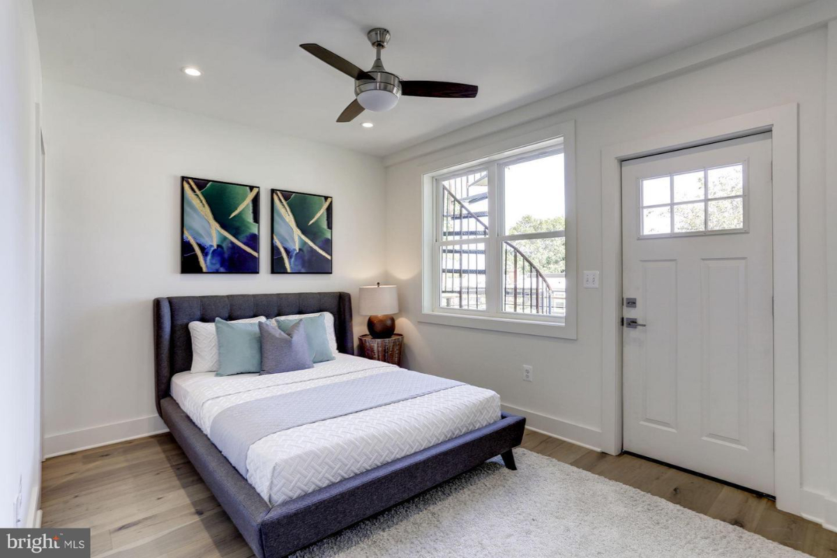 Newly renovated 2bed 2 bath Condo close to it all - parking included - Photo 11