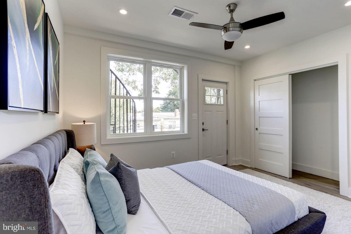 Newly renovated 2bed 2 bath Condo close to it all - parking included - Photo 12