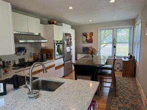Bright 2BR Home with Private Deck, Flower Garden, Finished Basement & Resident Cat - Photo 2