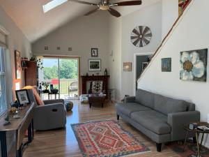 Bright 2BR Home with Private Deck, Flower Garden, Finished Basement & Resident Cat - Photo 1