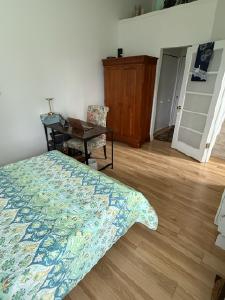 Bright 2BR Home with Private Deck, Flower Garden, Finished Basement & Resident Cat - Photo 9