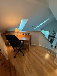 Bright 2BR Home with Private Deck, Flower Garden, Finished Basement & Resident Cat - Photo 10