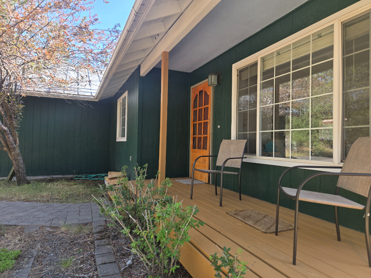 Fully Furnished Remodeled two-bedroom home near Sunriver - Photo 2