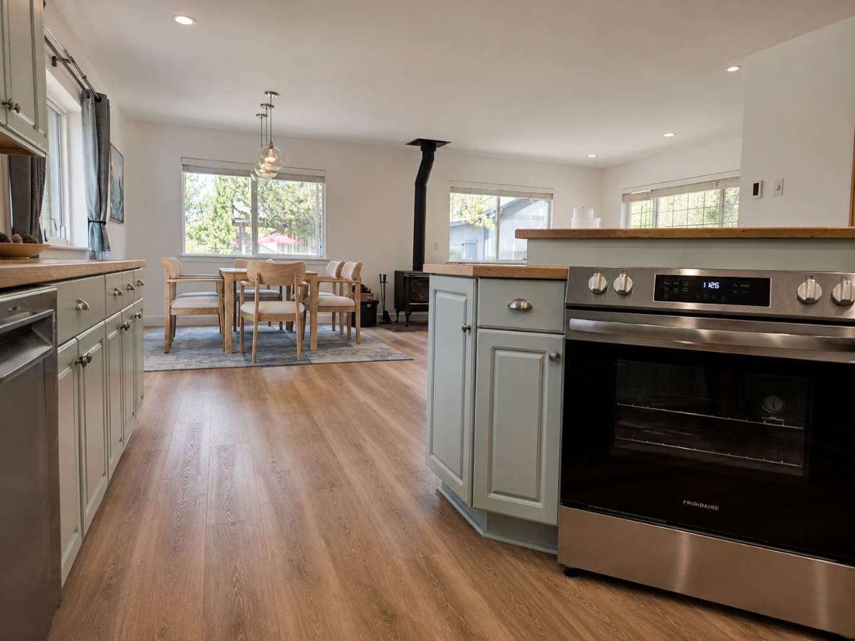 Fully Furnished Remodeled two-bedroom home near Sunriver - Photo 1