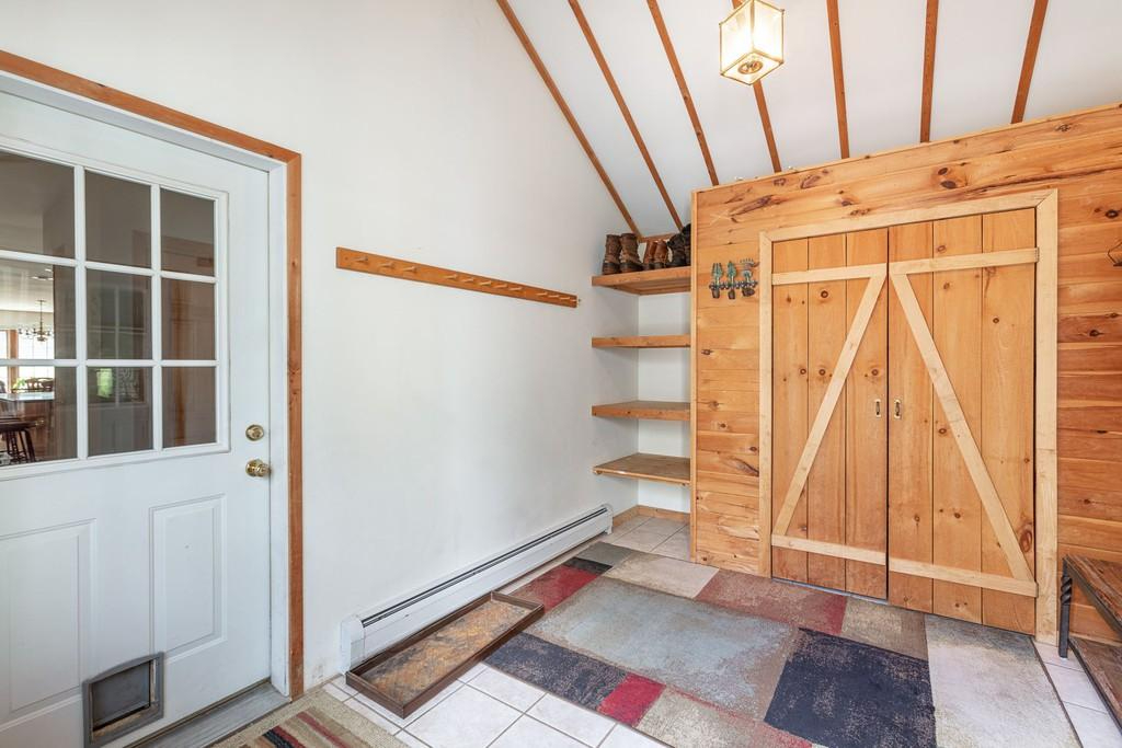 Charming, Spacious Family Home on 8 Private Acres - Photo 3