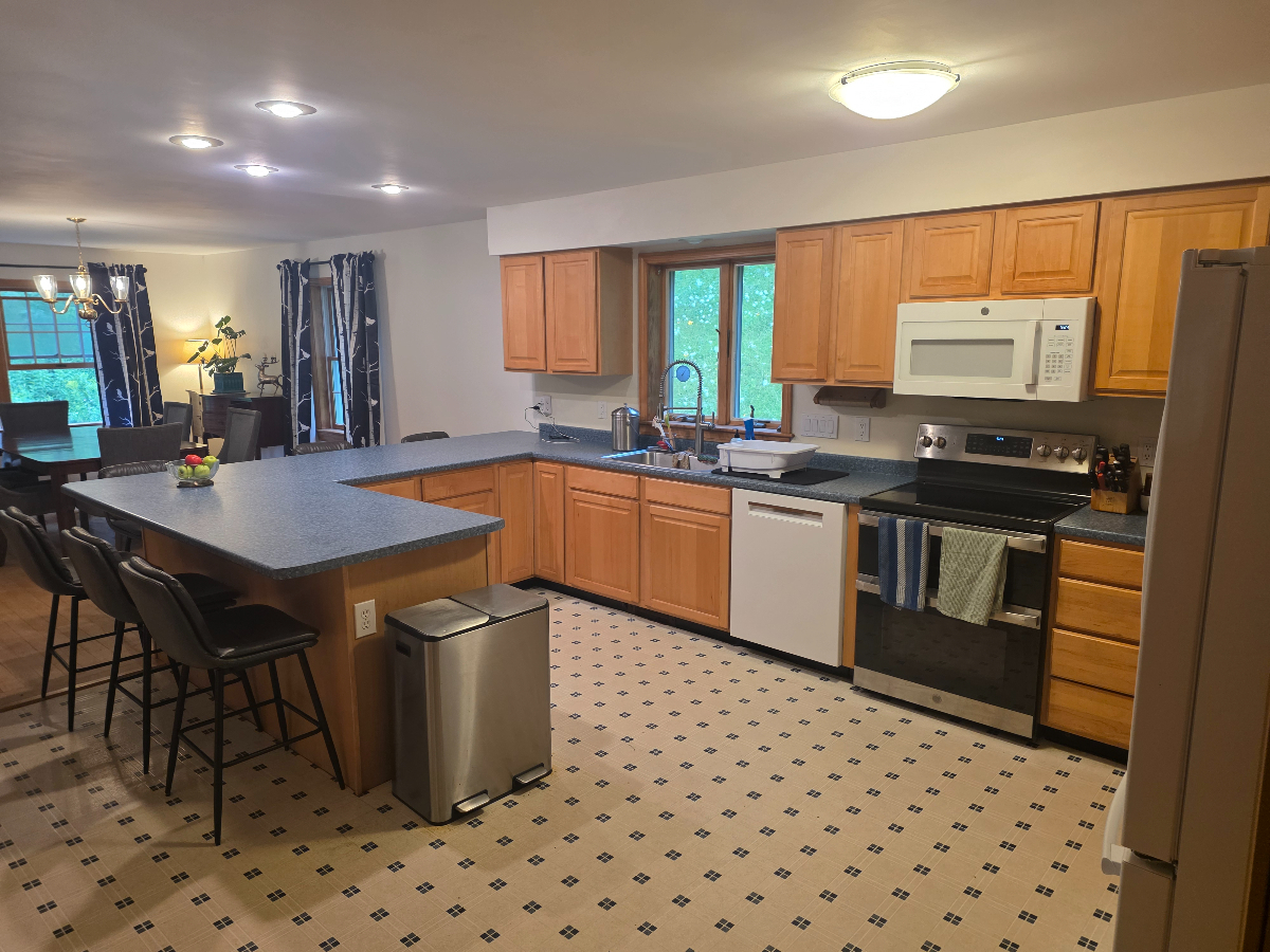 Charming, Spacious Family Home on 8 Private Acres - Photo 4