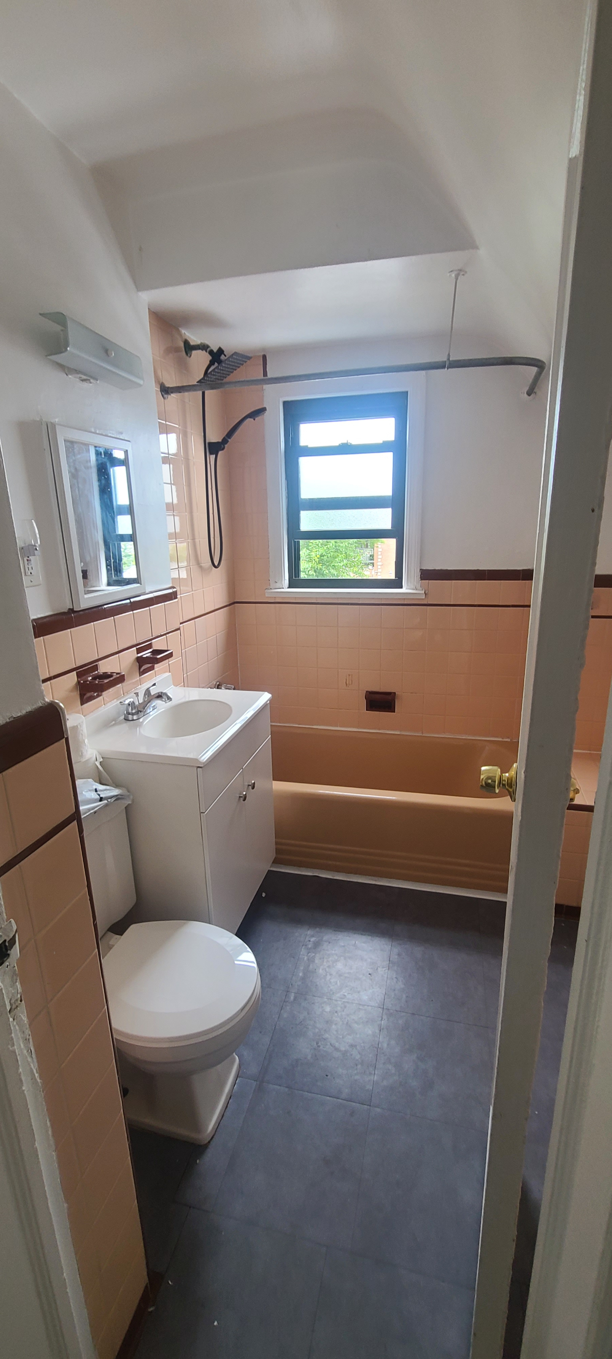 Bright 2 Bedroom In Briarwood With Rooftop Deck And 5 Minutes To Subway - Photo 10