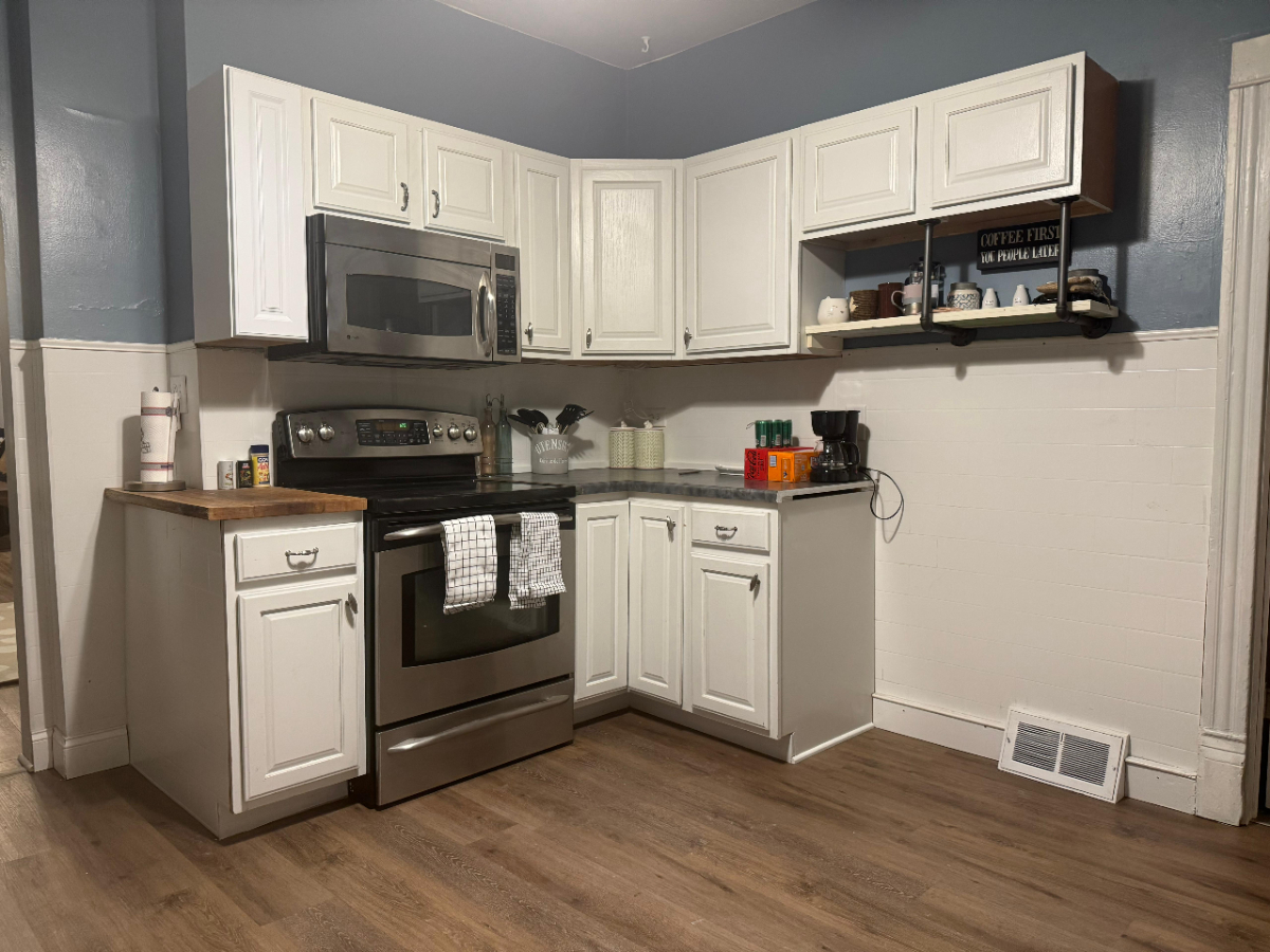 Cozey 3 bedroom Retreat - near airport and downtown - Photo 6