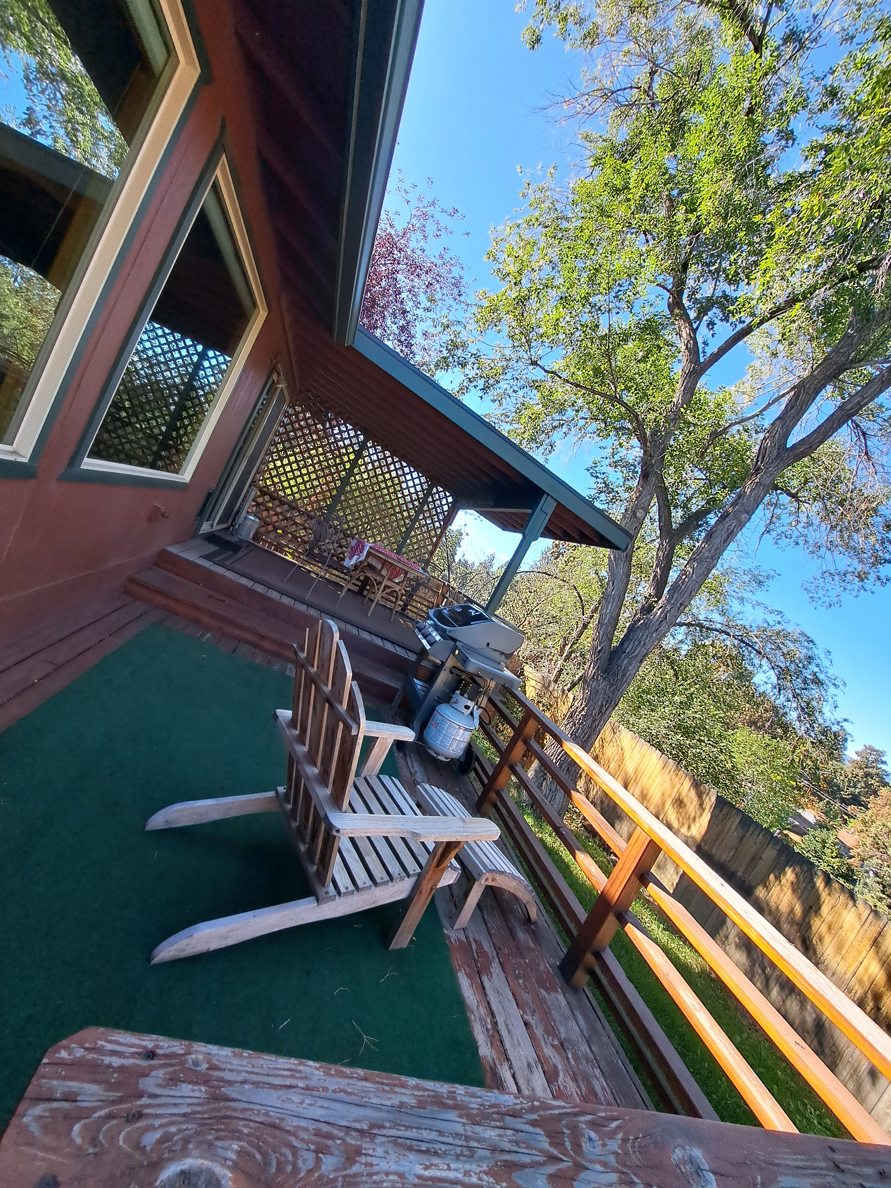 3-Bedroom House in the trees with no through traffic - Photo 2