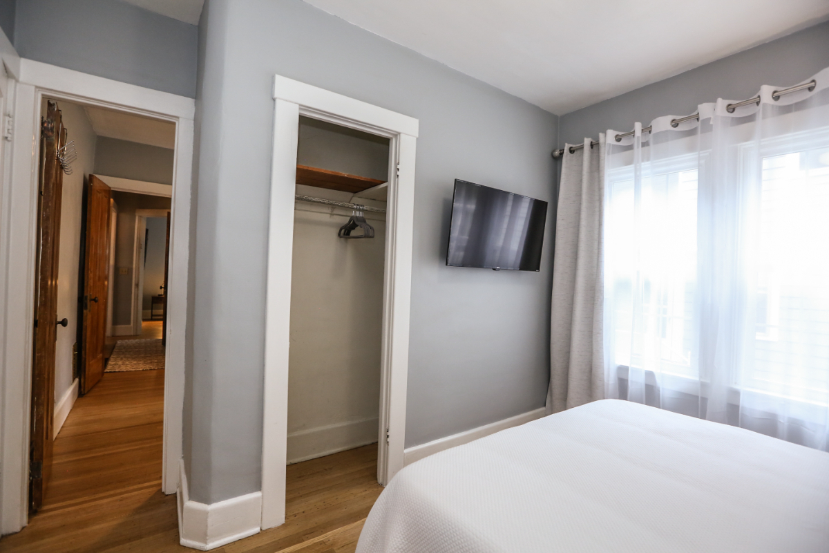 Newly Remodeled Mid-Century Modern | 3BR | Fully Furnished - Photo 1