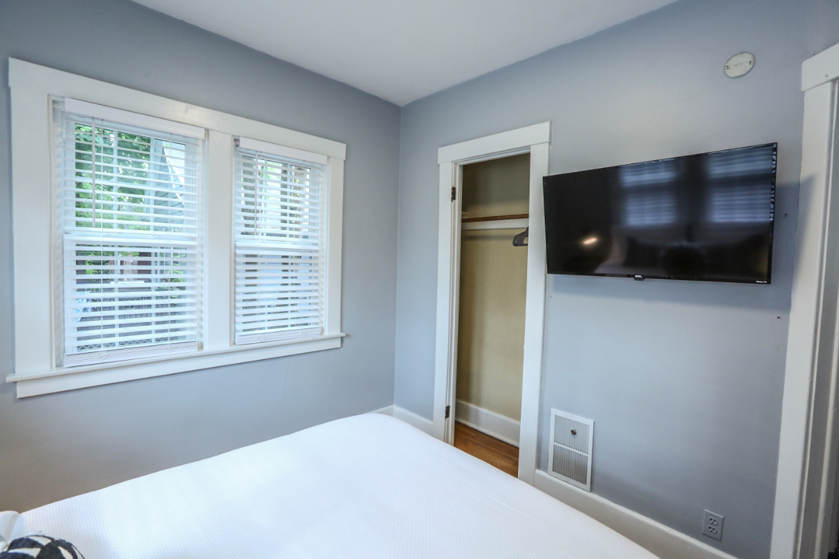 Newly Remodeled Mid-Century Modern | 3BR | Fully Furnished - Photo 8
