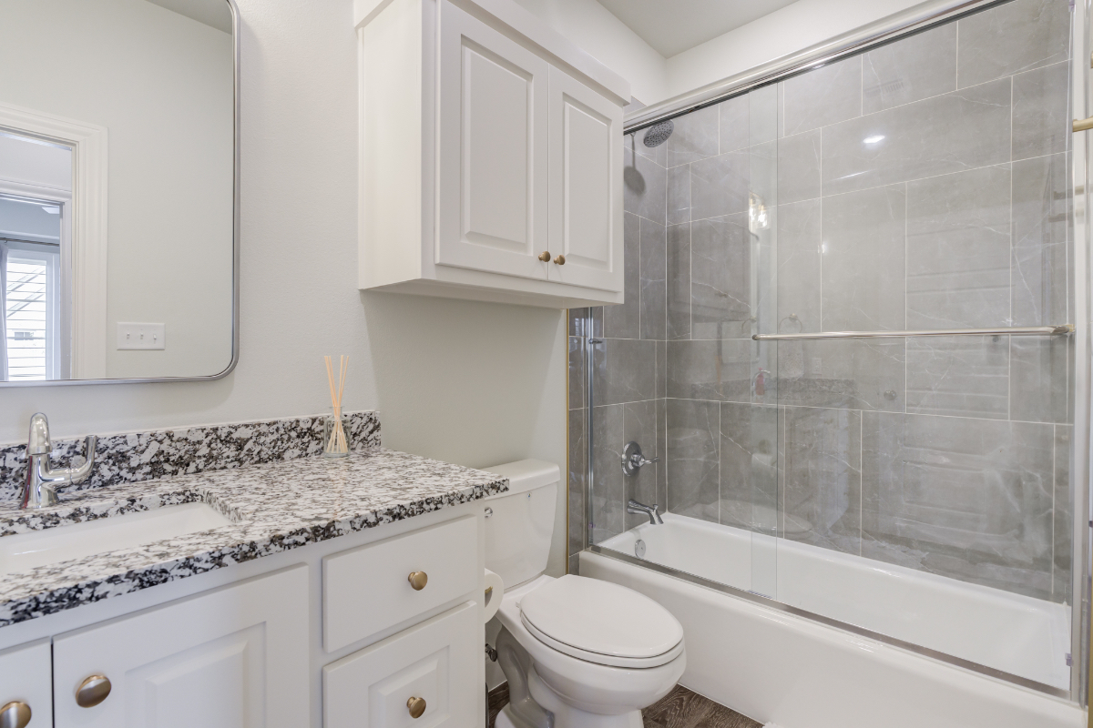 Luxury Executive Home | 3BR 2.5 BA 2 Car Garage | Near UMC & Grace Medical Center - Photo 8