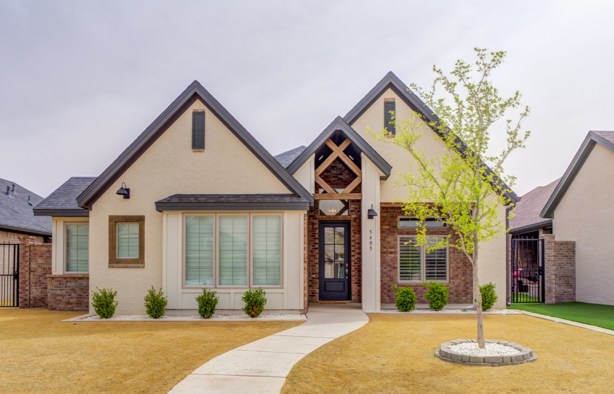 Luxury Executive Home | 3BR 2.5 BA 2 Car Garage | Near UMC & Grace Medical Center - Photo 3