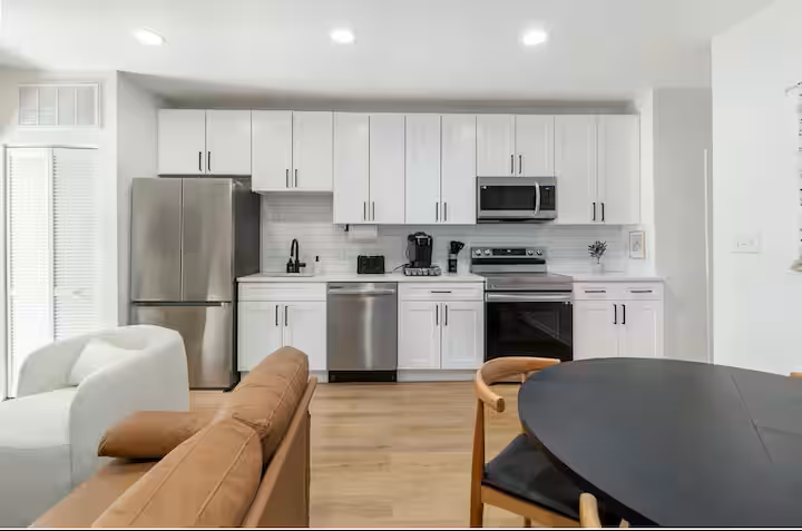Cozy Getaway in the City - Photo 2
