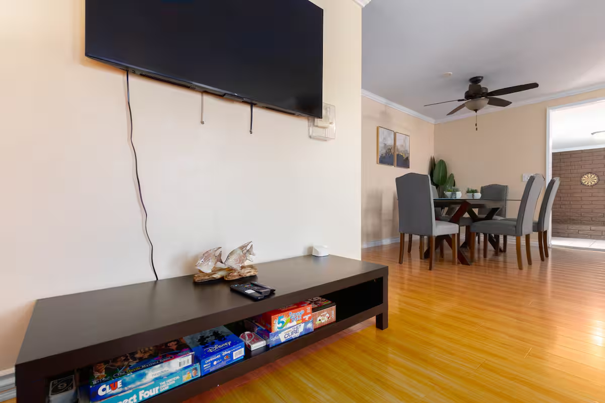 Spacious 3BR 2BA Retreat With Covered Patio, Near Hospitals And Beaches - Photo 4
