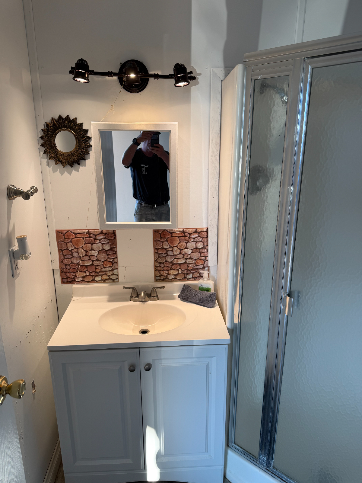 Clean, comfortable, inexpensive extended-stay rooms near Pinedale - Photo 9