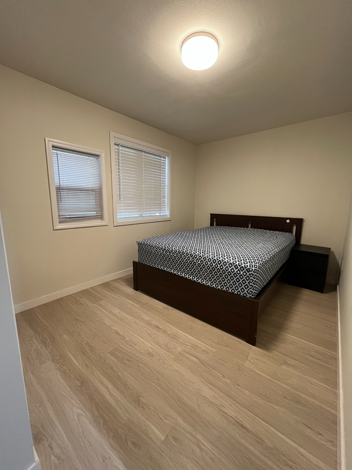 Charming Downstairs Unit in Quiet Neighborhood - Photo 6